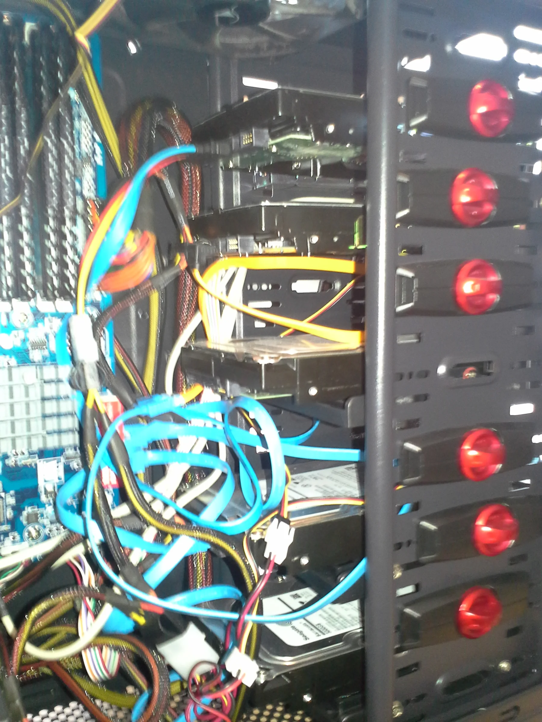 Drivebays en bekabeling in de UltimateMC-server