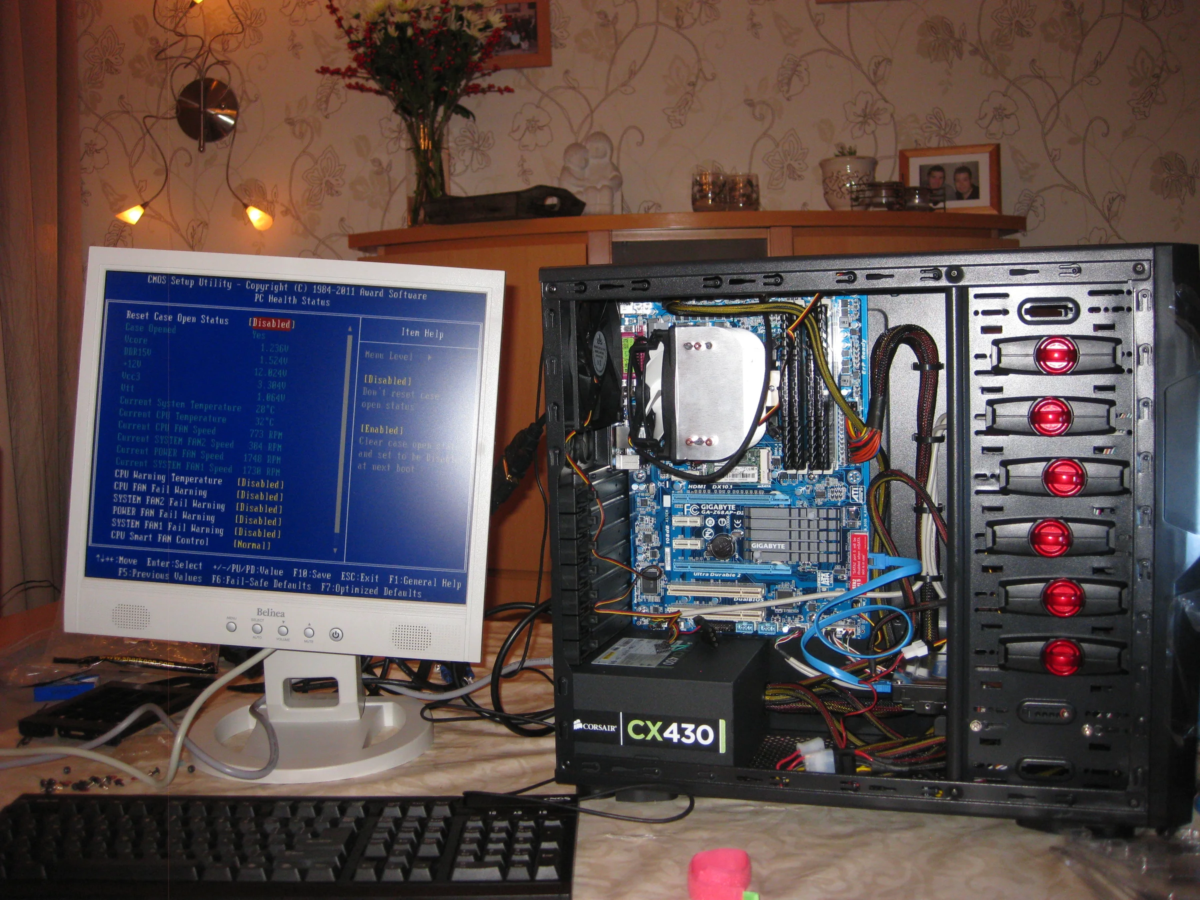 De zelfgebouwde ProjectMC-server tijdens de montage