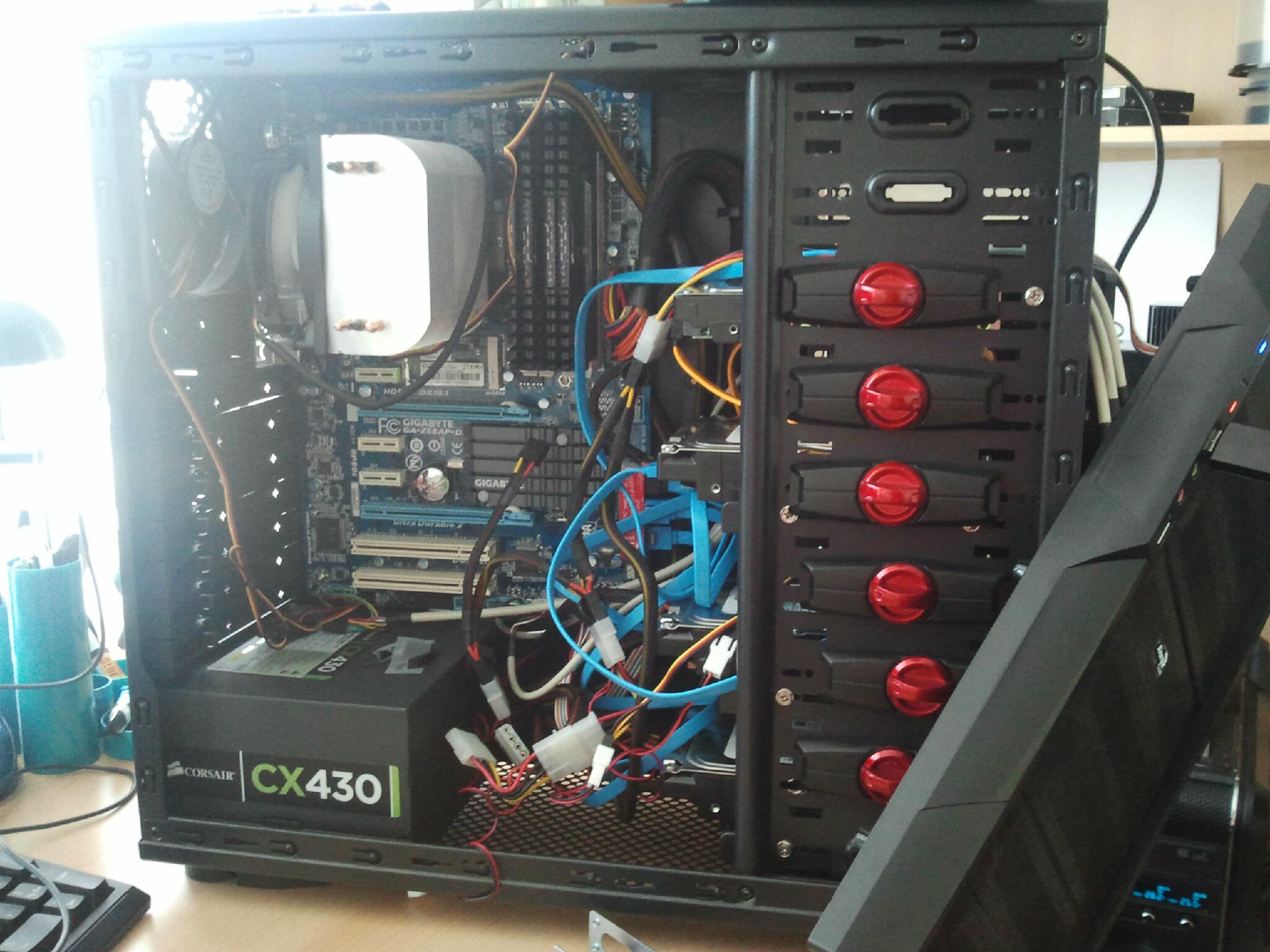 Open computerkast van de UltimateMC-server tijdens een herinstallatie